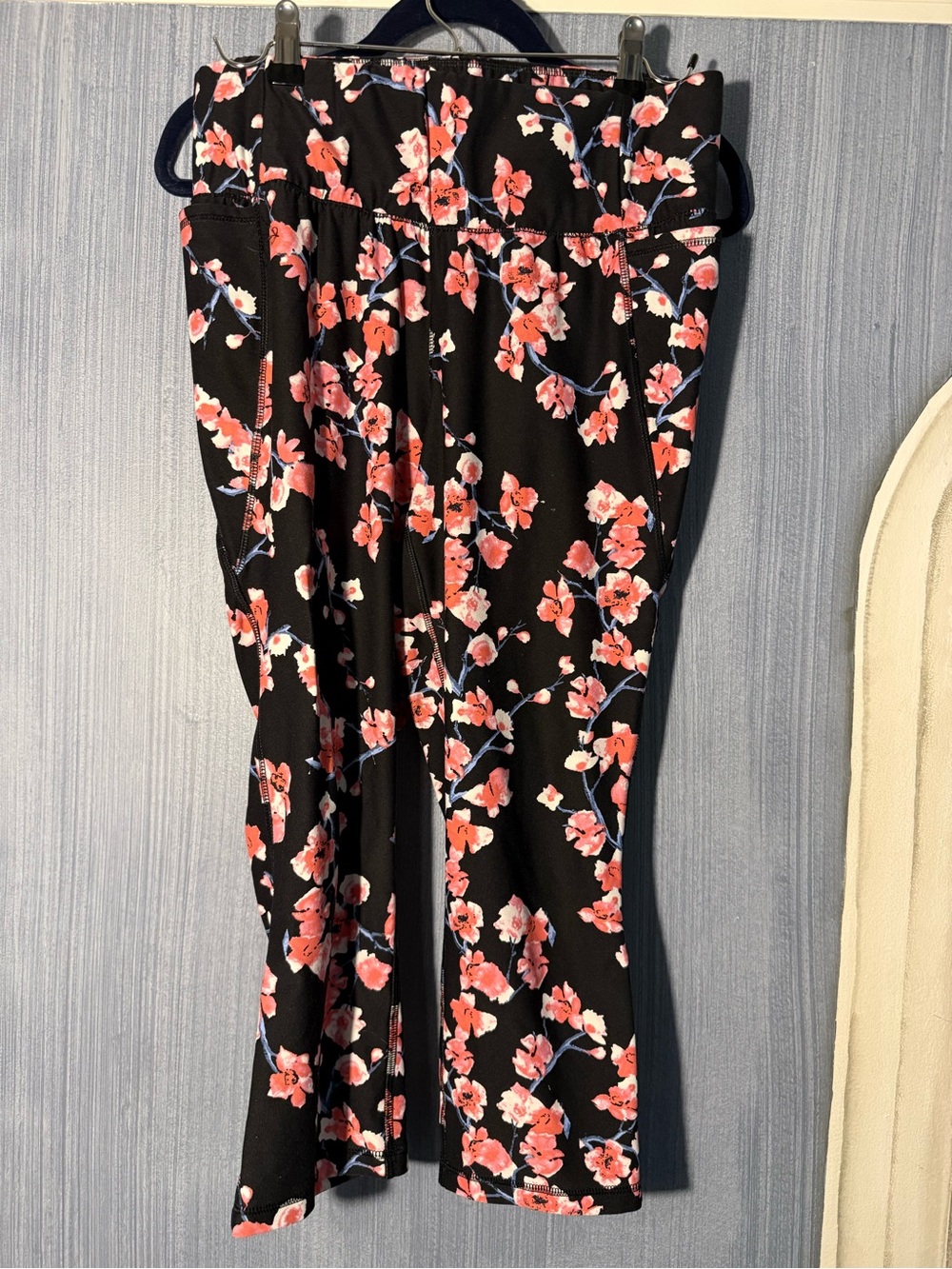LIVI Active Lane Bryant Floral Capri Leggings Size 14/16 Pocket Black Pink
